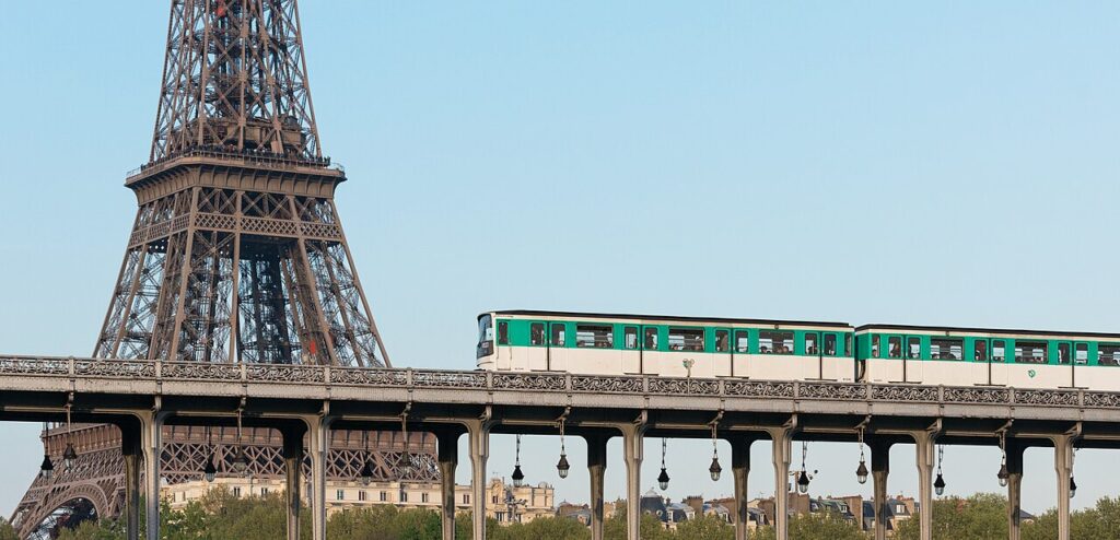 1280px MC3A9tro Ligne 6 crossing the Pont de Bir Hakeim2C Paris 10 April 2014